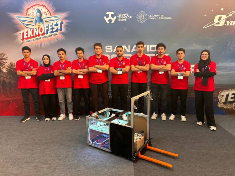 Bölümüzün kulübü SAKARYA ELEKTRİK ELEKTRONİK MÜHENDİSLİĞİ ÖĞRENCİ TOPLULUĞU (SEEMT) altında faaliyet gösteren Adastra takımımız 18-20 Eylül arasında Diyarbakır'da düzenlenen sanayide Robotik uygulamaları yarışmasında finale kaldı.